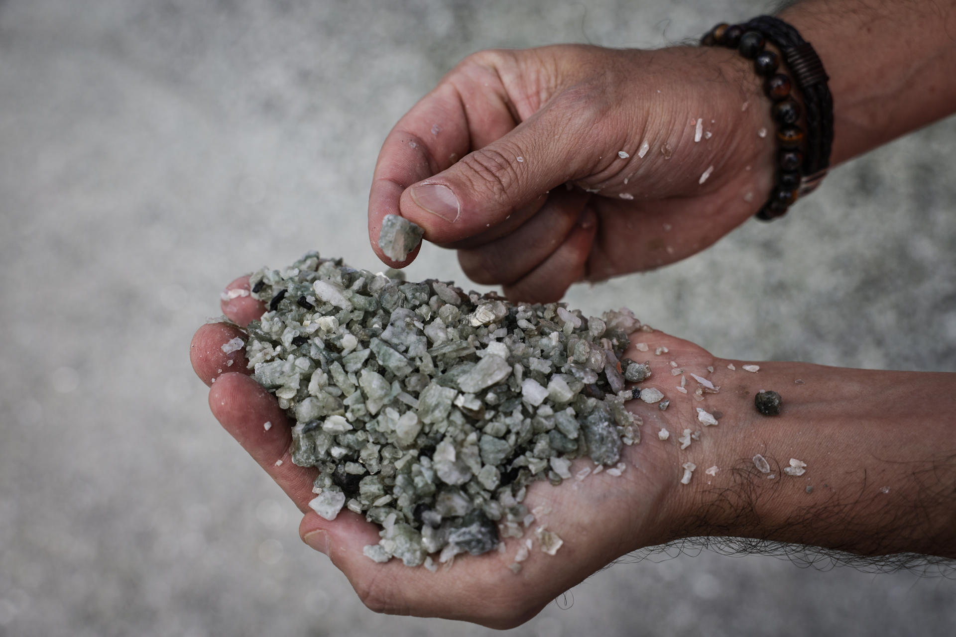 Una persona sostiene el concentrado de litio producido en la planta de la empresa minera Sigma Lithium, el 20 de agosto de 2025 en la ciudad de Araçuaí, Minas Gerais (Brasil). La creciente demanda mundial por litio, el principal componente de las baterías de los vehículos eléctricos, convirtió en un "El Dorado" al Valle del Jequitinhonha, una de las regiones más pobres de Brasil, pero dueña de las séptimas mayores reservas mundiales del mineral. EFE/André Coelho
