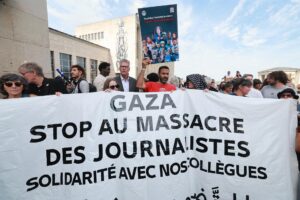 Los periodistas sostienen carteles mientras se reúnen para honrar la memoria de los colegas asesinados en Gaza durante una protesta organizada por la Federación Internacional de Periodistas (IFJ) en Bruselas, Bélgica, el 26 de agosto de 2025. Según la IFJ, al menos 219 periodistas y trabajadores de medios palestinos han sido asesinados, varios han resultado heridos y otros están desaparecidos durante el conflicto en Gaza desde el 7 de octubre de 2023. (Protestas, Bélgica, Bruselas) EFE/EPA/Olivier Hoslet