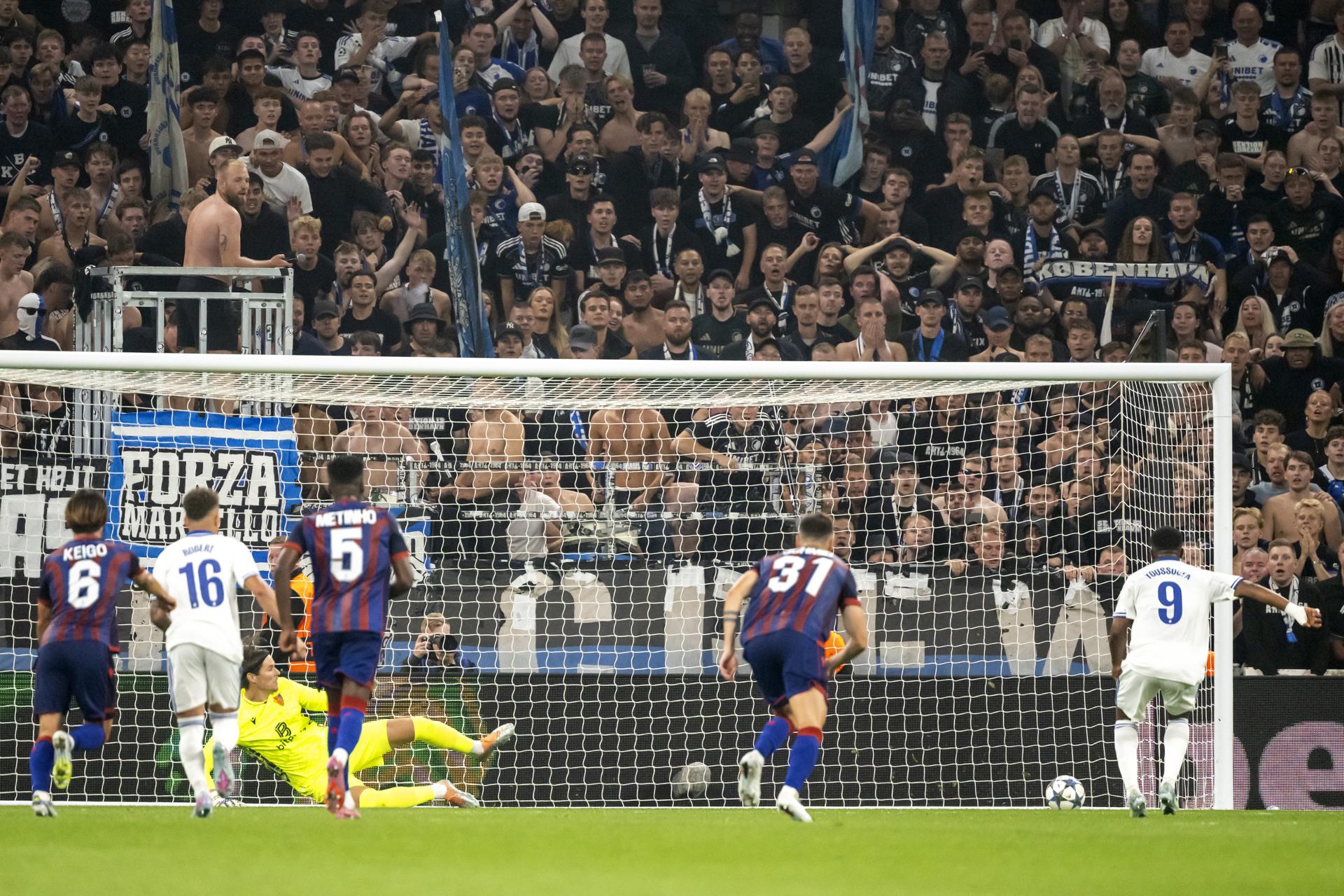 El jugador del Copenhague Youssoufa Moukoko (d) logra de penalti el 2-0 durante el partido de vuelta de la previa de la UEFA Champions League jugado en Copenhague, Dinamarca. EFE/EPA/GEORGIOS KEFALAS