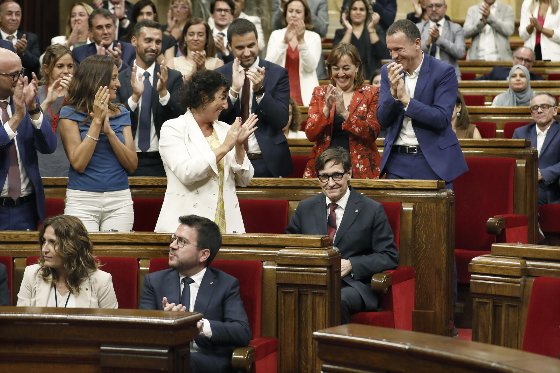 Imagen de archivo (08/08/2024).- La cámara aplaude al líder del PSC Salvador Illa (c) tras ser investido president durante el pleno del debate de investidura que se celebra este jueves en el Parlament de Catalunya. EFE/Andreu Dalmau
