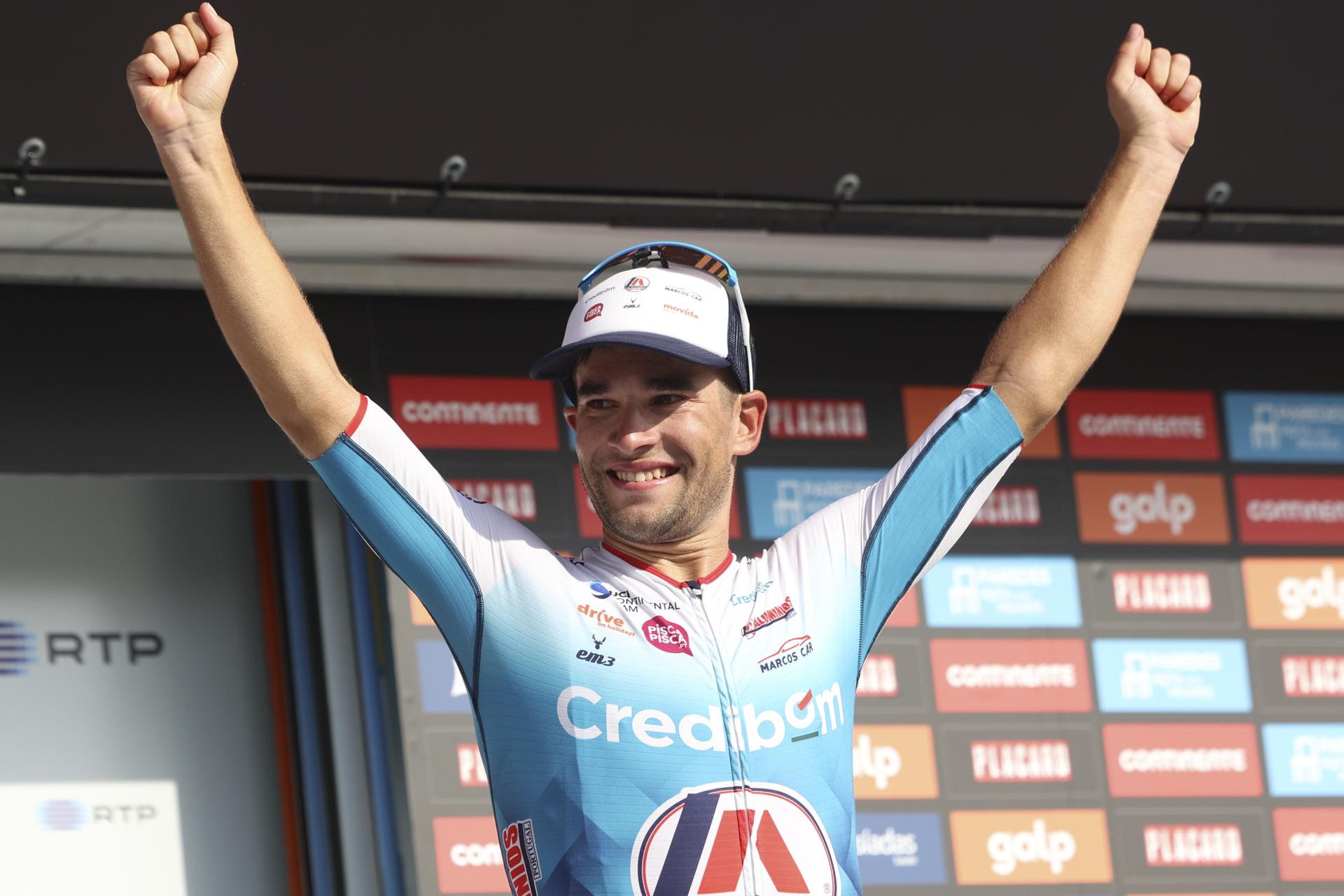 Hugo Nunes (Credibom/La Aluminios/Marcos Car) celebra su victoria en la tercera etapa de la Volta a Portugal. EFE/EPA/TIAGO PETINGA