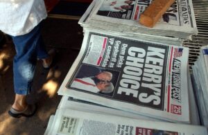 Fotografía de archivo de una pila de ejemplares del tabloide The New York Post, en una calle de Brooklyn (NY, EE.UU.). EFE/Justin Lane