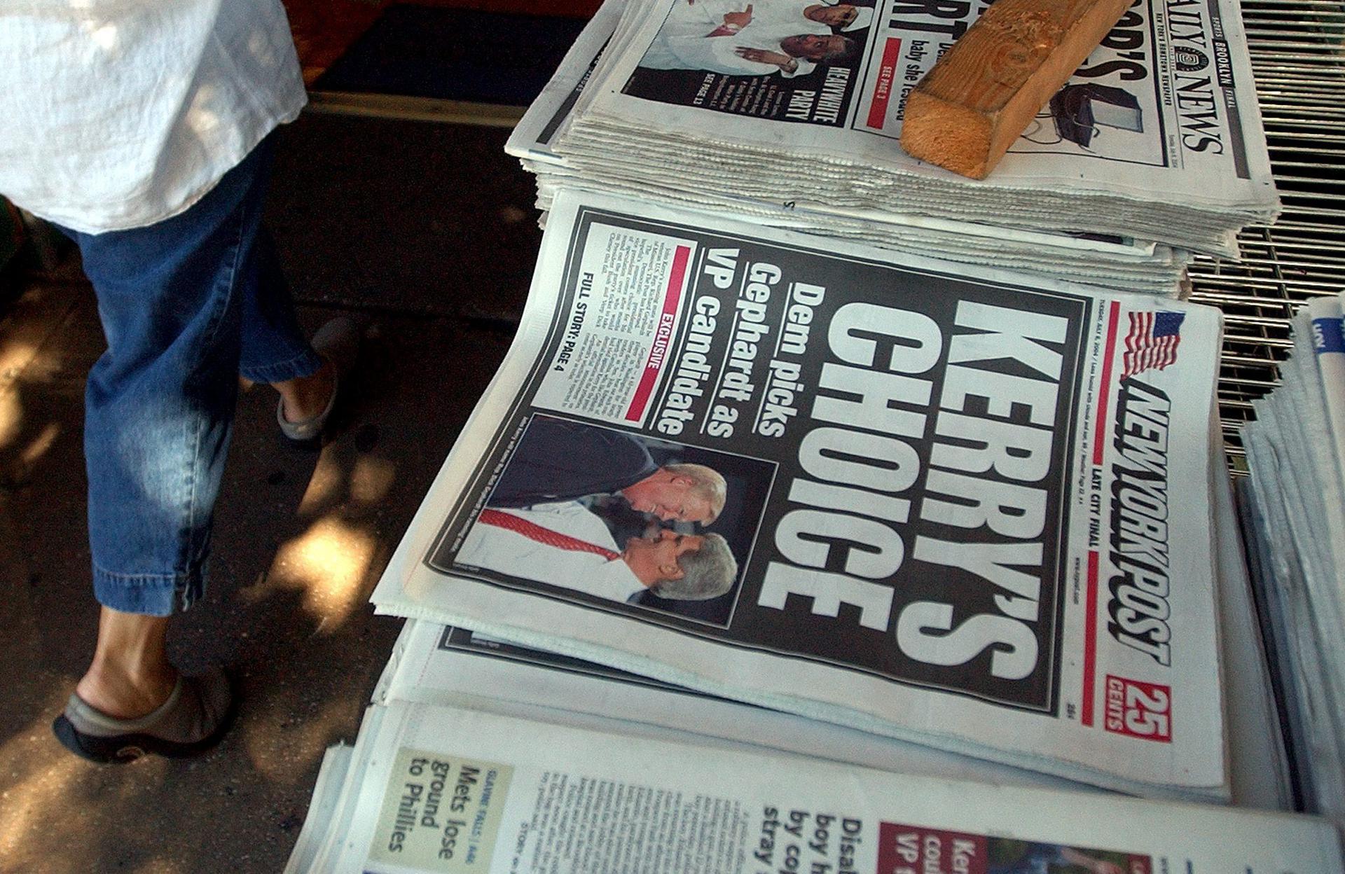 Fotografía de archivo de una pila de ejemplares del tabloide The New York Post, en una calle de Brooklyn (NY, EE.UU.). EFE/Justin Lane