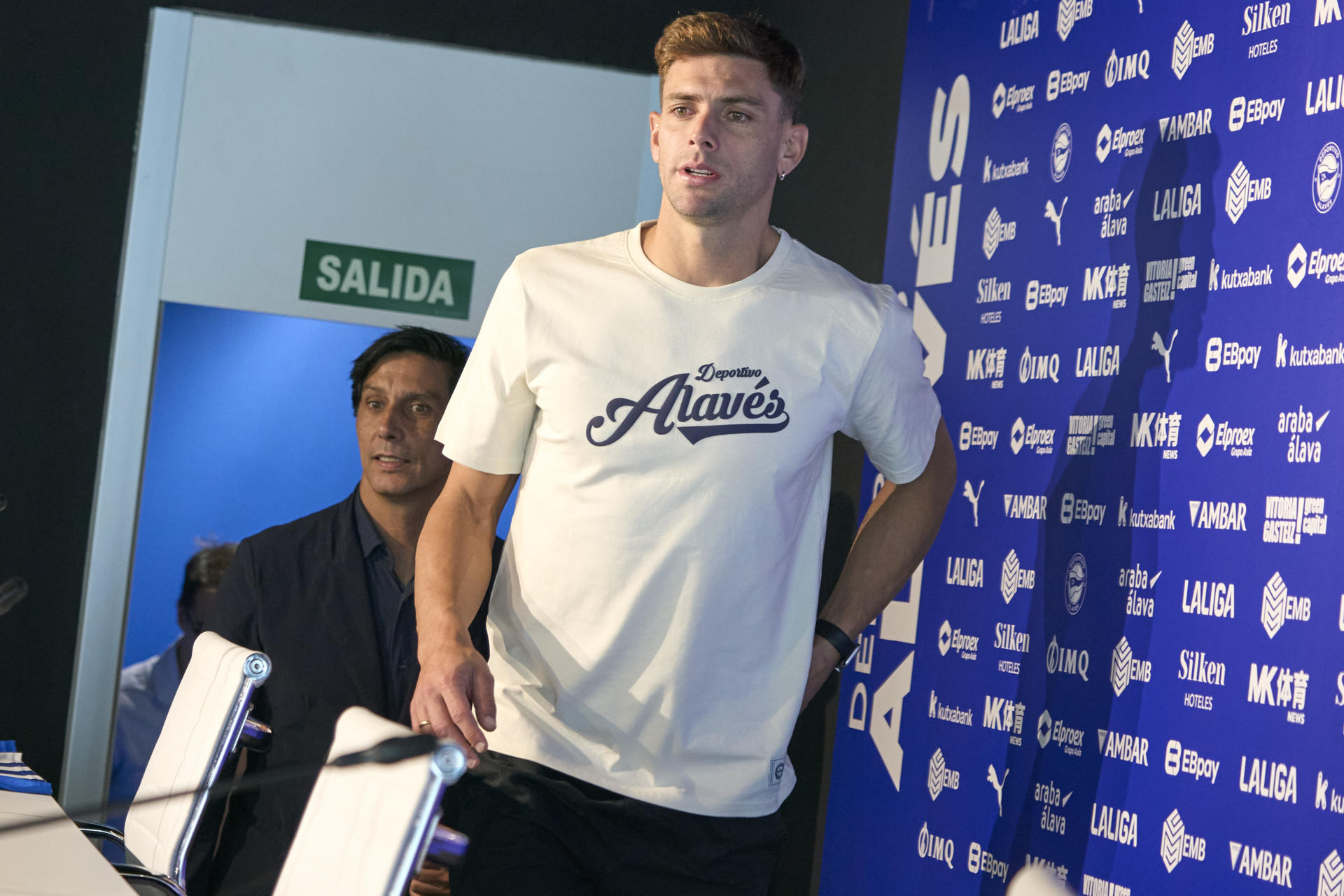 El jugador de fútbol argentino Lucas Boyé, durante la presentación este lunes en Mendizorroza como nuevo jugador del Deportivo Alavés. EFE/ L. Rico