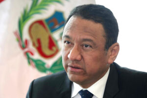El ministro de Desarrollo Agrario y Riego de Perú, Ángel Manero, habla en una entrevista con EFE este viernes, en Lima (Perú). EFE/ Paolo Aguilar