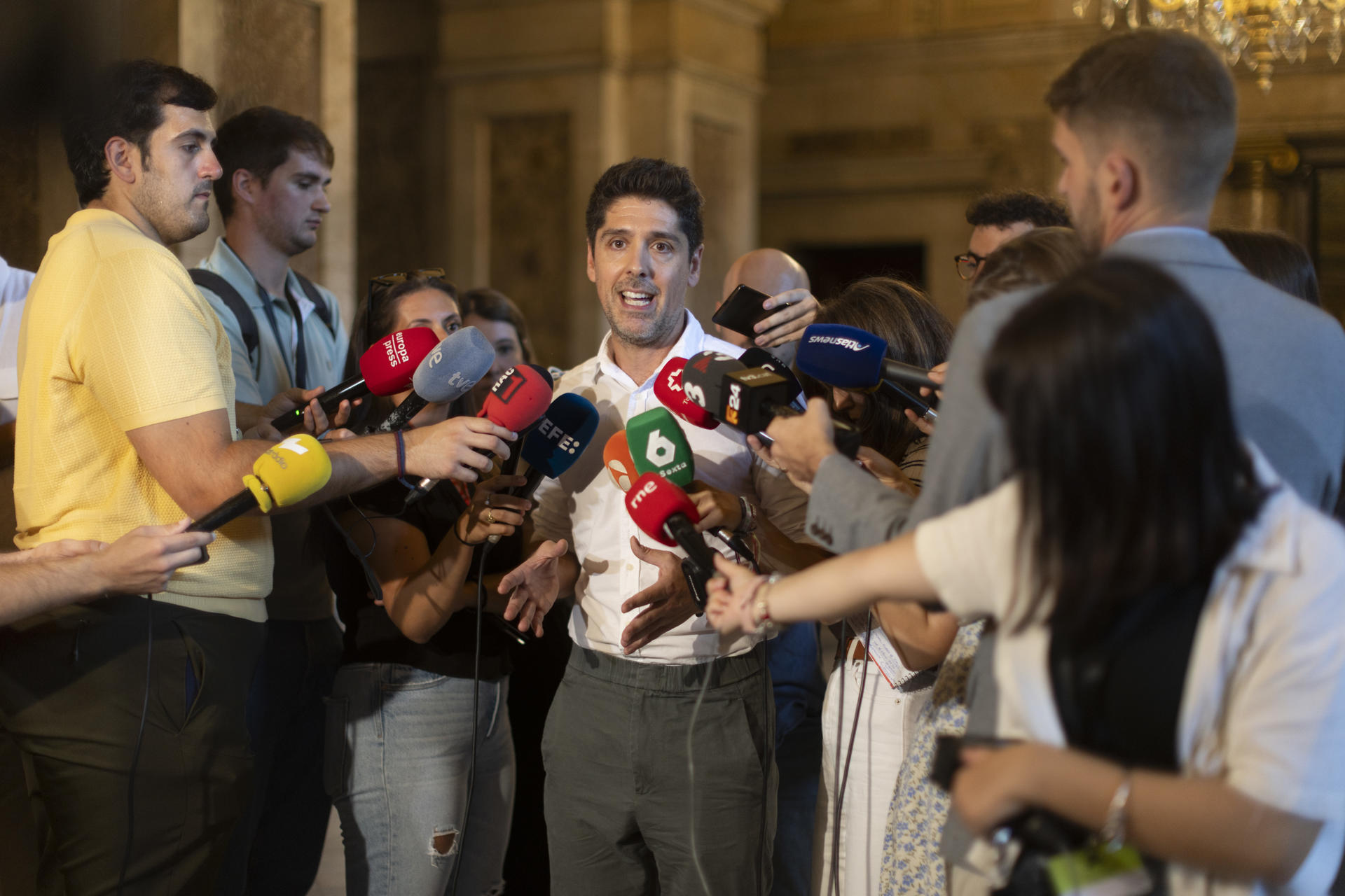 El portavoz del grupo parlamentario del grupo parlamentario Comuns, David Cid, durante el contacto informativo ofrecido este mediodía en el Parlamento catalán para valorar y hacer balance del primer año del Govern de Salvador Illa. EFE/Marta Pérez
