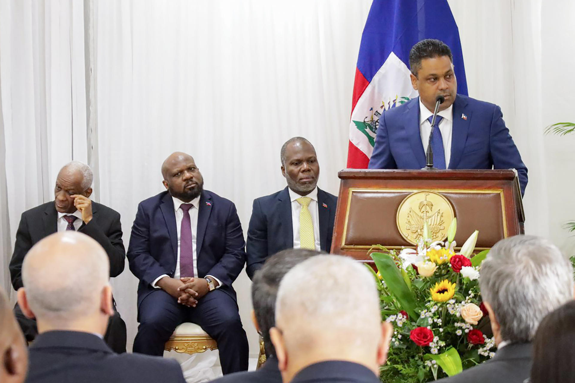El nuevo presidente del Consejo Presidencial de Transición (CPT), Laurent Saint-Cyr (d), habla en el acto de su posesión este jueves, en Puerto Príncipe (Haití). EFE/ Dieugo André
