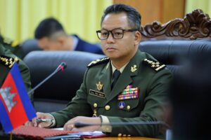Fotografía de archivo del ministro de Defensa de Camboya, Tea Seiha (c), durante un acto oficial, en Hanoi (Vietnam). EFE/Luong Tjayi Linh