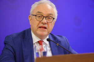 El canciller de Uruguay, Mario Lubetkin, habla en una rueda de prensa este martes, en la sede del Poder Ejecutivo en Montevideo (Uruguay). EFE/ Gaston Britos