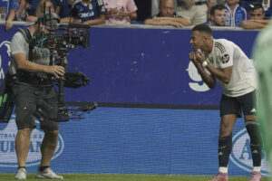 El delantero francés del Real Madrid Kylian Mbappé (d) celebra tras marcar ante el Oviedo, durante el partido de LaLiga de fútbol que Real Oviedo y Real Madrid disputan en el estadio Carlos Tartiere. EFE/Paco Paredes