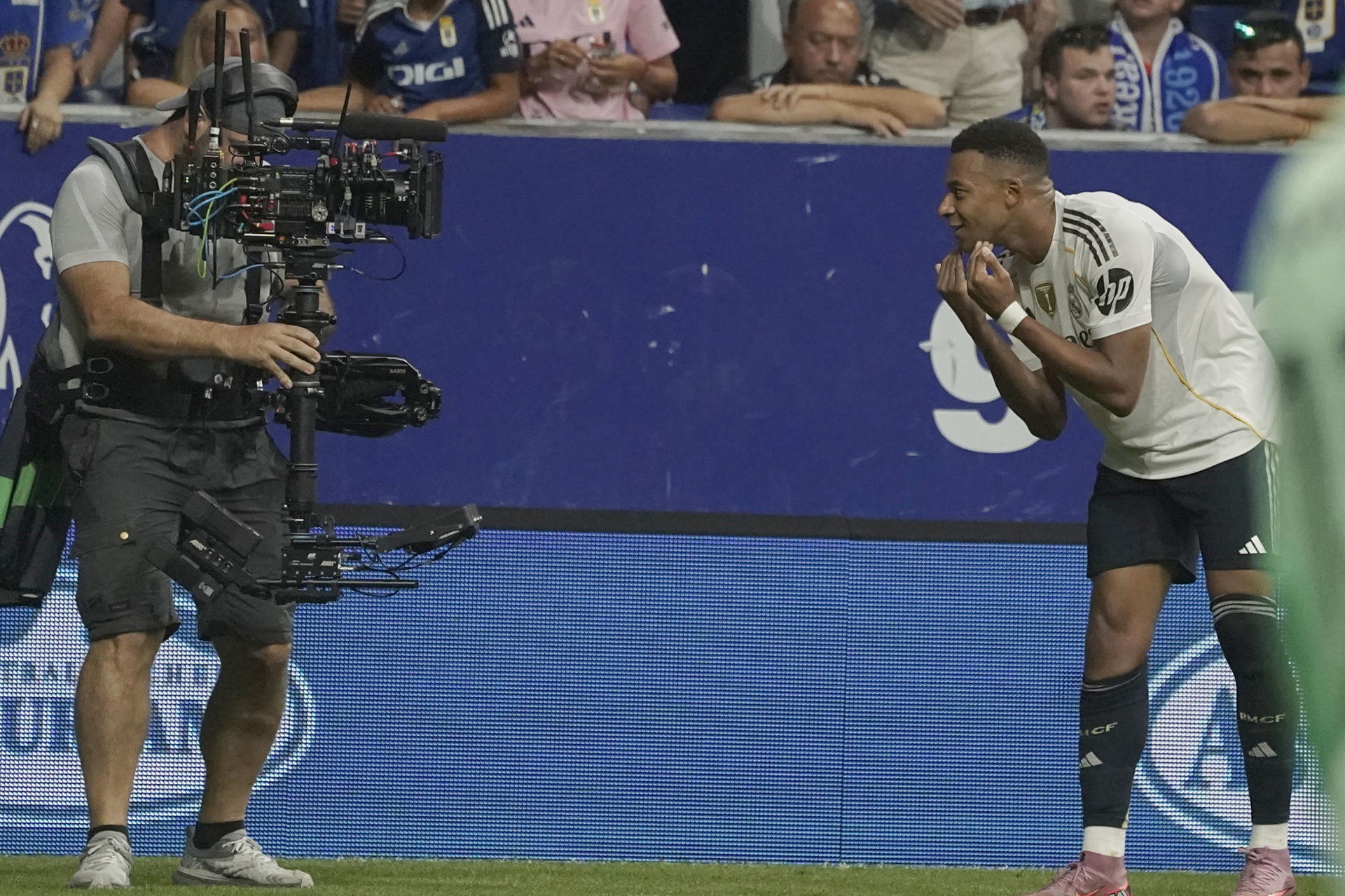 El delantero francés del Real Madrid Kylian Mbappé (d) celebra tras marcar ante el Oviedo, durante el partido de LaLiga de fútbol que Real Oviedo y Real Madrid disputan en el estadio Carlos Tartiere. EFE/Paco Paredes
