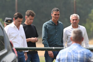 El presidente del Gobierno, Pedro Sánchez (c), junto al presidente de la Junta de Castilla y León, Alfonso Fernández Mañueco (i), y el alcalde de la localidad, Mario Rivas, a su llegada a Caboalles (León), para seguir la última hora del incendio de Orallo (León). EFE/ J.Casares