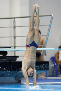 Frank Rosales de Cuba ganó la medalla de oro en la categoría clavados trampolín un metro masculino, en los II Juegos Panamericanos Junior ASU 2025 este sábado, en Luque (Paraguay). EFE/Juan Pablo Pino