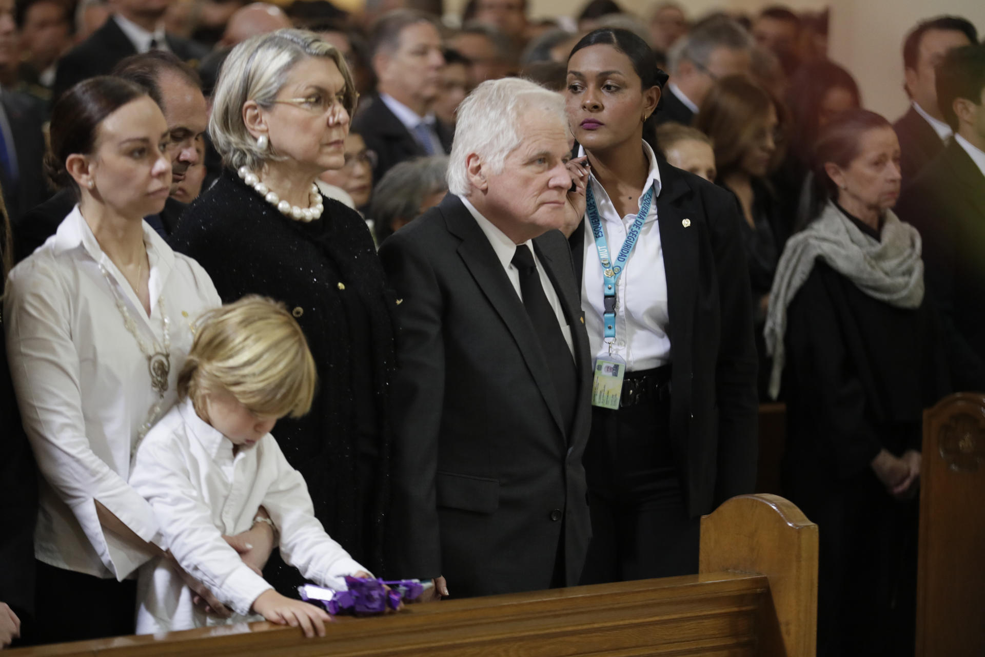 El padre del fallecido senador y precandidato presidencial Miguel Uribe Turbay, Miguel Uribe (c), y familiares asisten a una misa este miércoles, en la catedral Primada en Bogotá (Colombia) Uribe Turbay falleció el lunes, dos meses después de un atentado en su contra. EFE/Carlos Ortega
