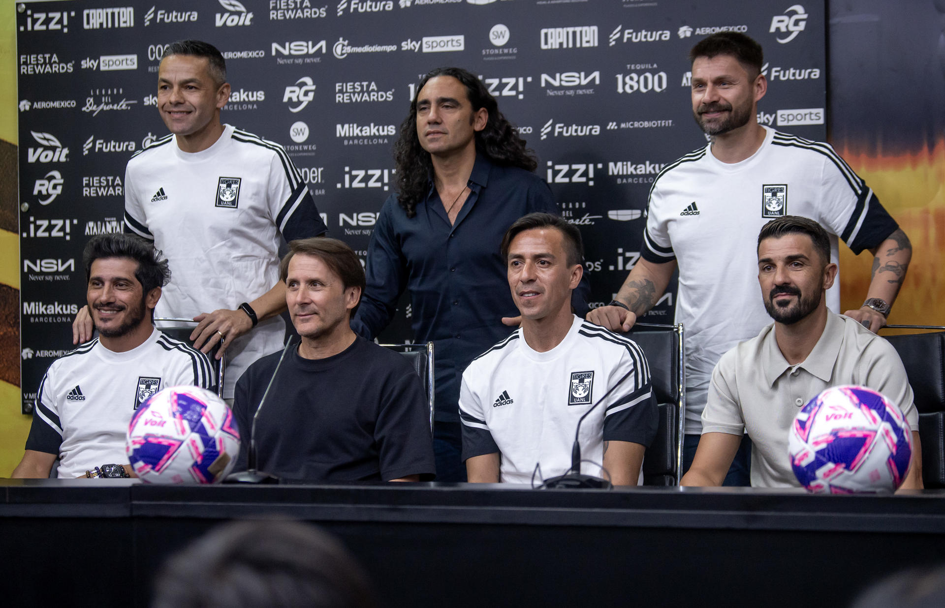 Los exjugadores de Tigres Anselmo Vendrechovsky (arriba-i), Rafael Sóbis (arriba-d), Damián Álvarez (i) y Lucas lobos (c-d) asisten junto a los exjugadores de Barcelona Juan Pablo Sorín (arriba-c), Gaizka Mendieta (c-i) y David Villa (d) a una rueda de prensa este viernes, previo al partido entre las leyendas de Tigres y Barcelona en Monterrey (México). EFE/ Miguel Sierra