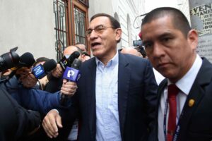 El expresidente de Perú Martín Vizcarra habla con la prensa durante su asistencia al juzgado este miércoles, en Lima (Perú). EFE/ Paolo Aguilar