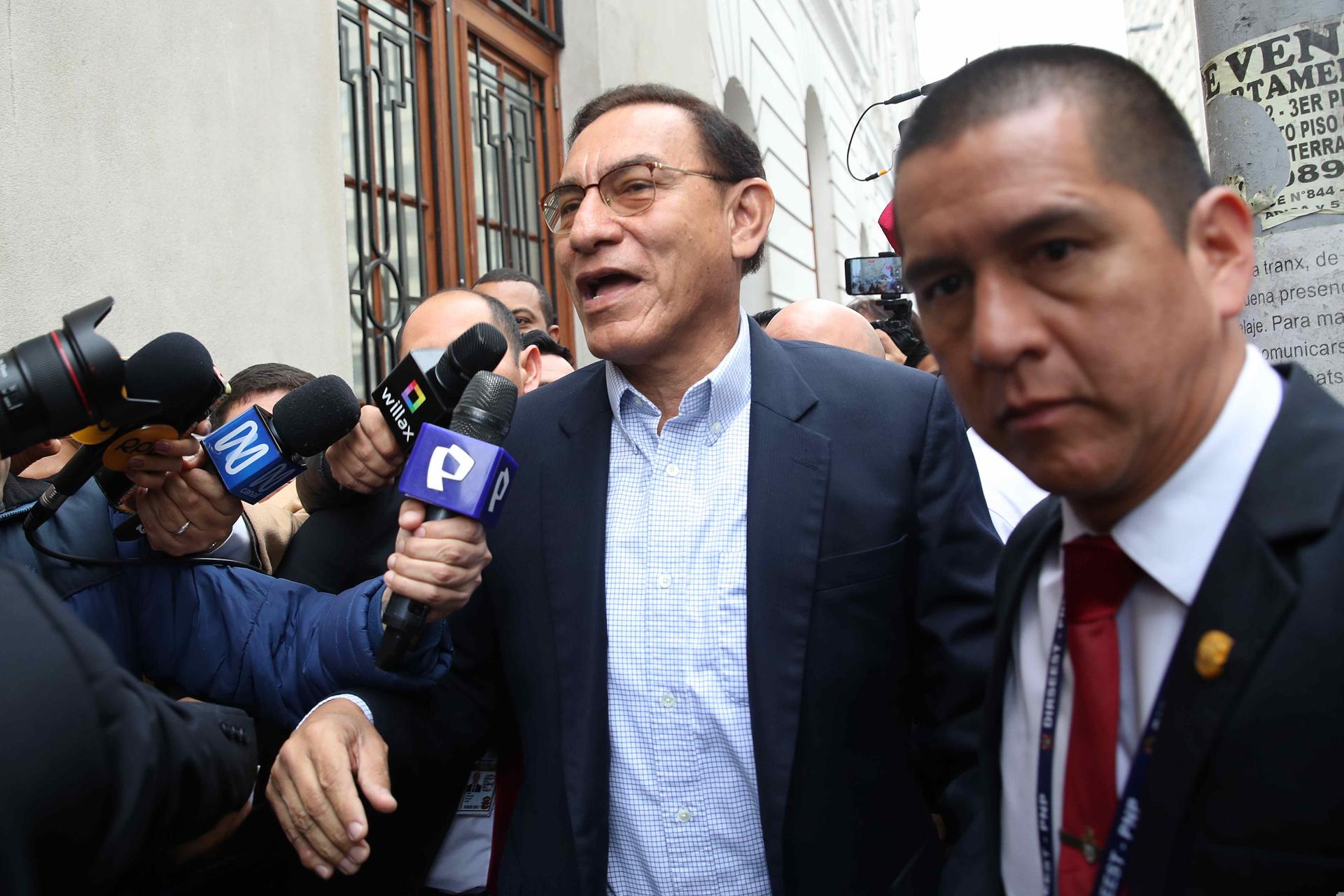 El expresidente de Perú Martín Vizcarra habla con la prensa durante su asistencia al juzgado este miércoles, en Lima (Perú). EFE/ Paolo Aguilar