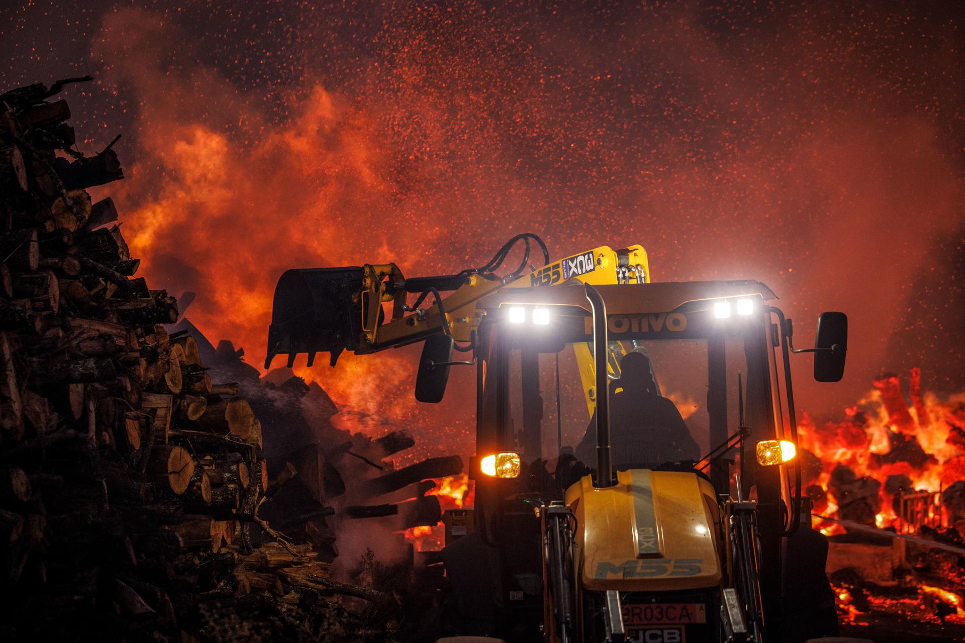 Un hombre trata de luchar contra el fuego en Chaves, Vila Real, Portugal, la semana pasada. EFE/EPA/PEDRO SARMENTO COSTA
