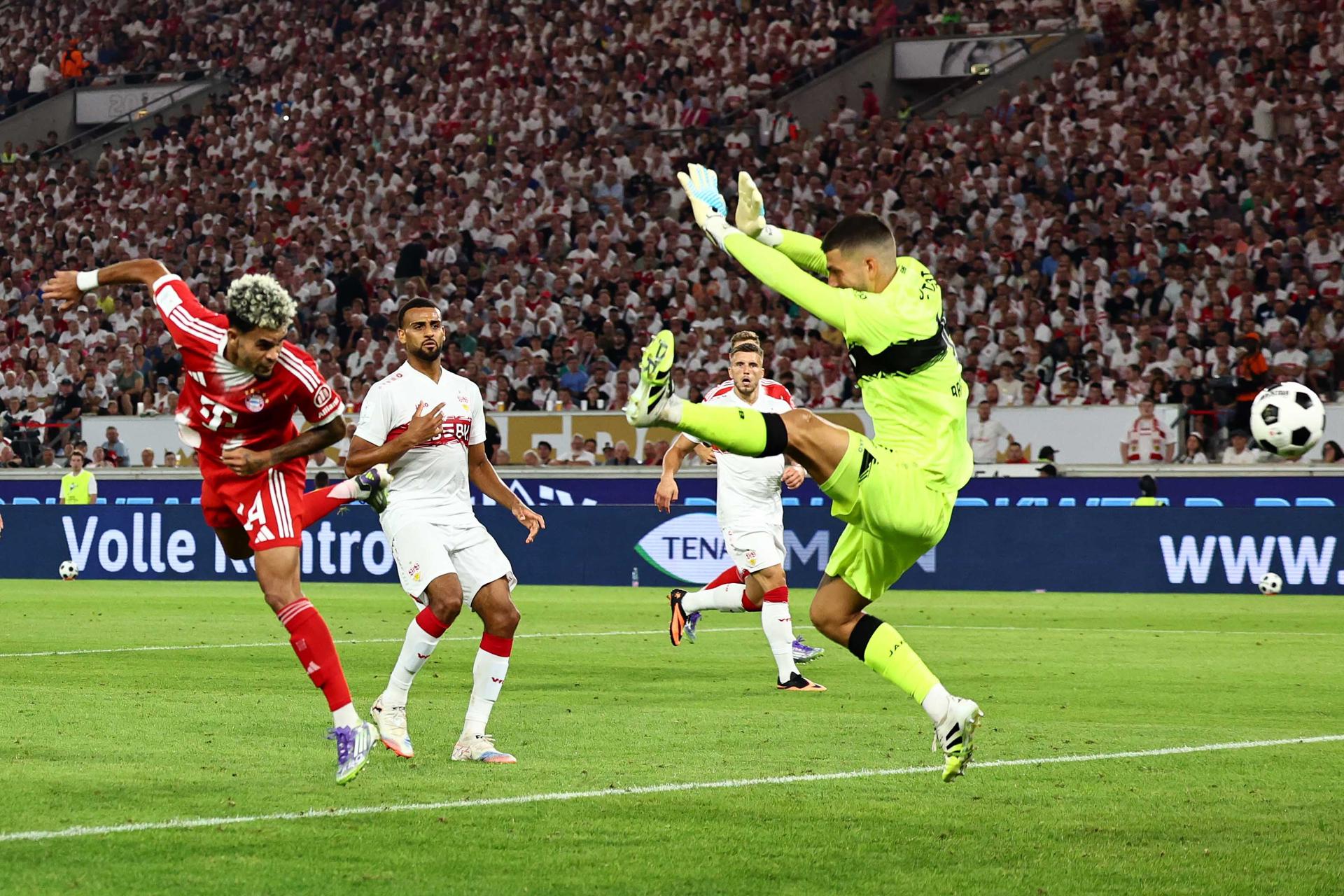 El jugador Luis Diaz, del Bayern Munich, logra el 0-2 durante la Supercopa Franz Beckenbauer que han jugado VfB Stuttgart y Bayern Munich, en Stuttgart, Alemania. EFE/EPA/ANNA SZILAGYI