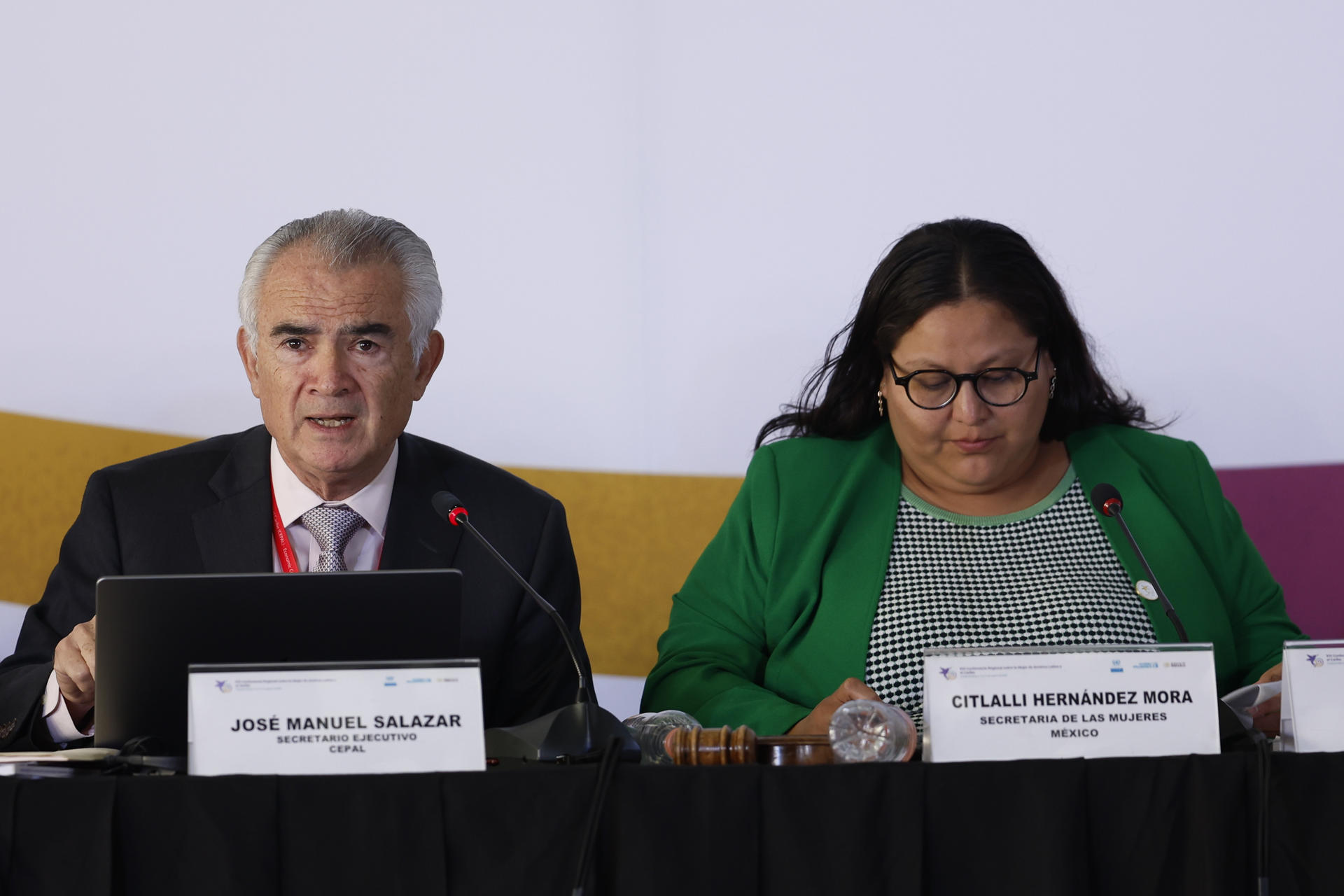 El secretario ejecutivo de la Comisión Económica para América Latina y el Caribe (Cepal), José Manuel Salazar-Xirinach (i), habla junto a la secretaria de las Mujeres en México, Citlalli Hernández, durante la XVI Conferencia Regional sobre la Mujer de América Latina y el Caribe este miércoles, en Ciudad de México (México). EFE/ Sáshenka Gutiérrez
