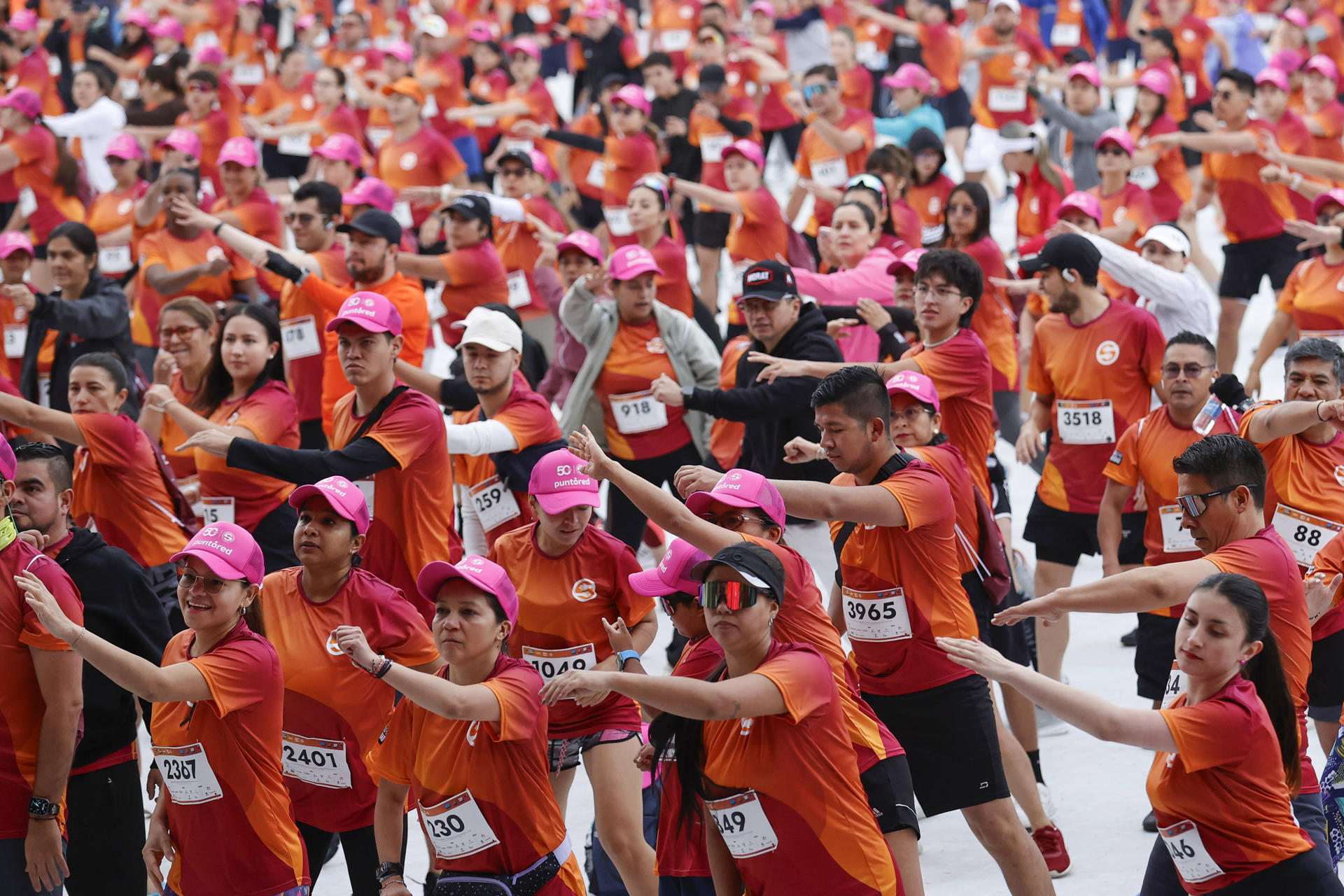 Participantes de la Caminata de la Solidaridad se preparan para competir en una carrera este domingo, en Bogotá (Colombia). EFE/ Mauricio Dueñas Castañeda