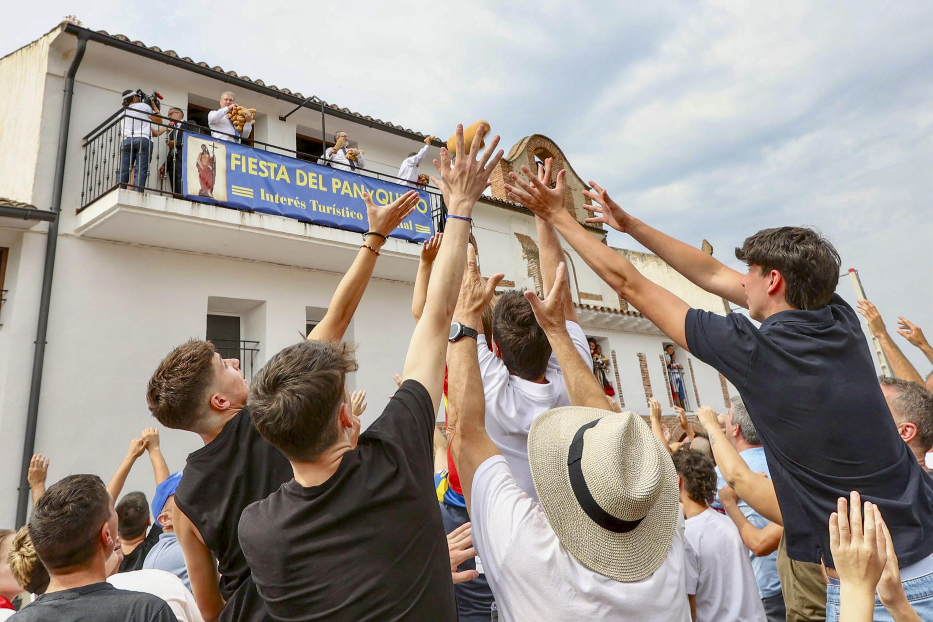 Unas 2.000 personas se han congregado este miércoles frente a la ermita de la Santa Cruz de Quel para conseguir los 2.500 bollos de pan y 60 kilos de queso de Roncal troceado en porciones que les han lanzado para revivir, como cada 6 de agosto, una tradición que data de 1479. EFE/ Raquel Manzanares