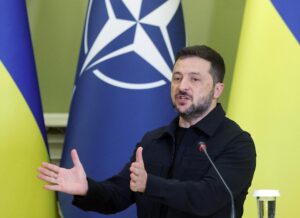 El presidente ucraniano Volodymyr Zelensky dirige una conferencia de prensa conjunta con el secretario general de la OTAN Mark Rutte (no se muestra en la imagen) tras su reunión en Kiev, Ucrania, el 22 de agosto de 2025. El secretario general de la OTAN, Rutte, llegó a Kiev para reunirse con altos funcionarios ucranianos, en medio de la invasión rusa en curso. (Ucrania, Kiev) EFE/EPA/SERGEY DOLZHENKO