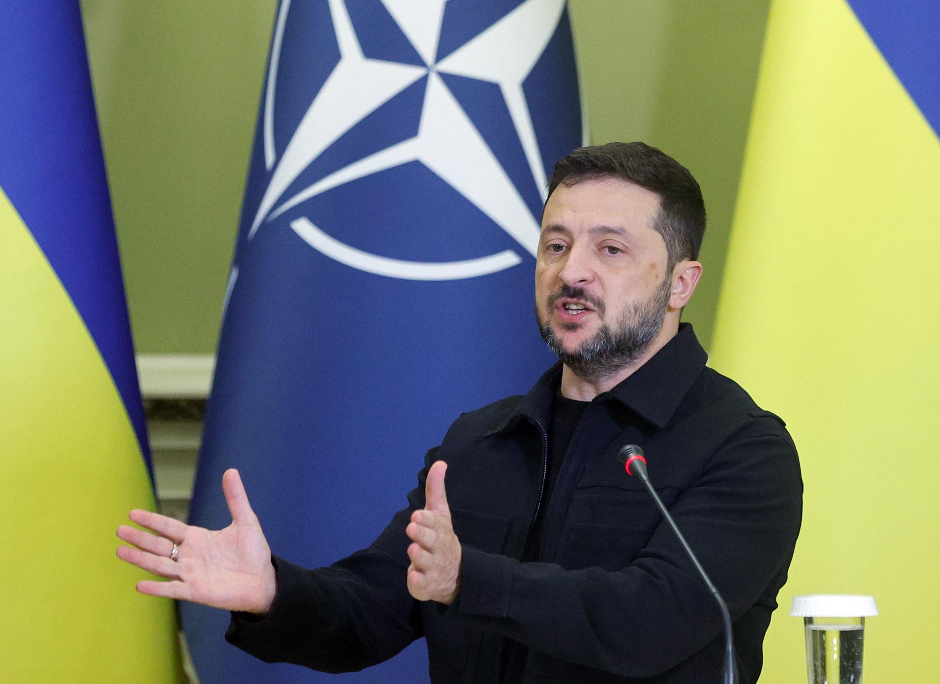 El presidente ucraniano Volodymyr Zelensky dirige una conferencia de prensa conjunta con el secretario general de la OTAN Mark Rutte (no se muestra en la imagen) tras su reunión en Kiev, Ucrania, el 22 de agosto de 2025. El secretario general de la OTAN, Rutte, llegó a Kiev para reunirse con altos funcionarios ucranianos, en medio de la invasión rusa en curso. (Ucrania, Kiev) EFE/EPA/SERGEY DOLZHENKO