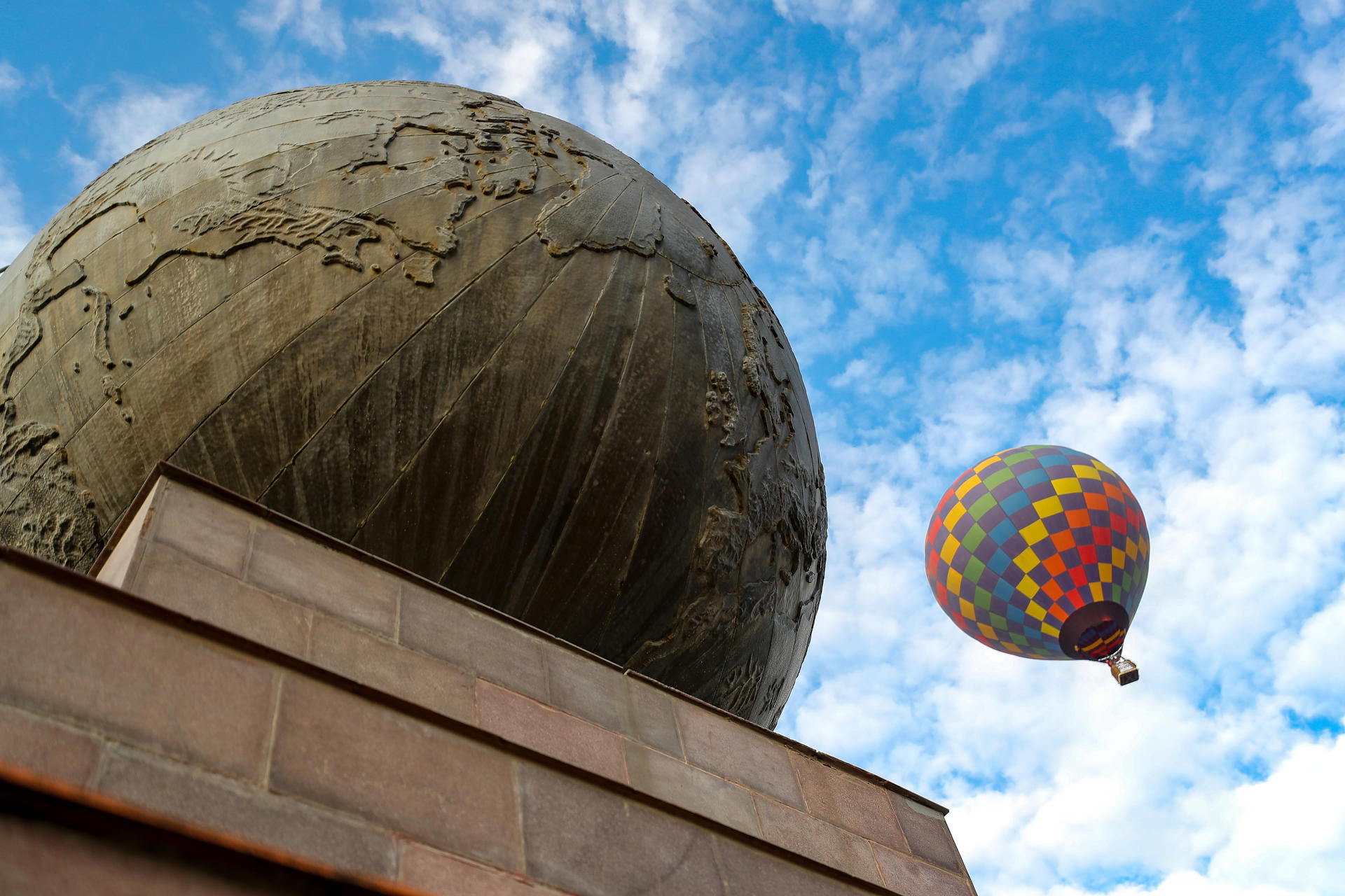 Fotografía que muestra como sobrevuelan un globo aerostático en el cuarto Festival Internacional del Globo este viernes, en Quito (Ecuador). EFE/ José Jácome
