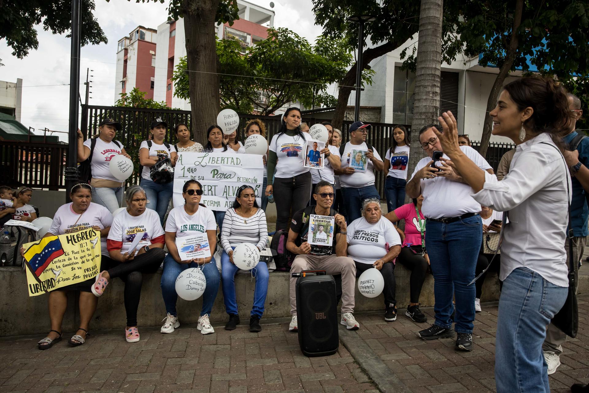 Personas participan en una manifestación en la entrada del Tribunal Supremo de Justicia (TSJ) este martes, en Caracas (Venezuela). EFE/ Miguel Gutiérrez