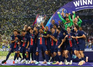 Jugadores del PSG celebran la conquista de la primera Liga de Campeones del club. EFE/EPA/ANNA SZILAGYI