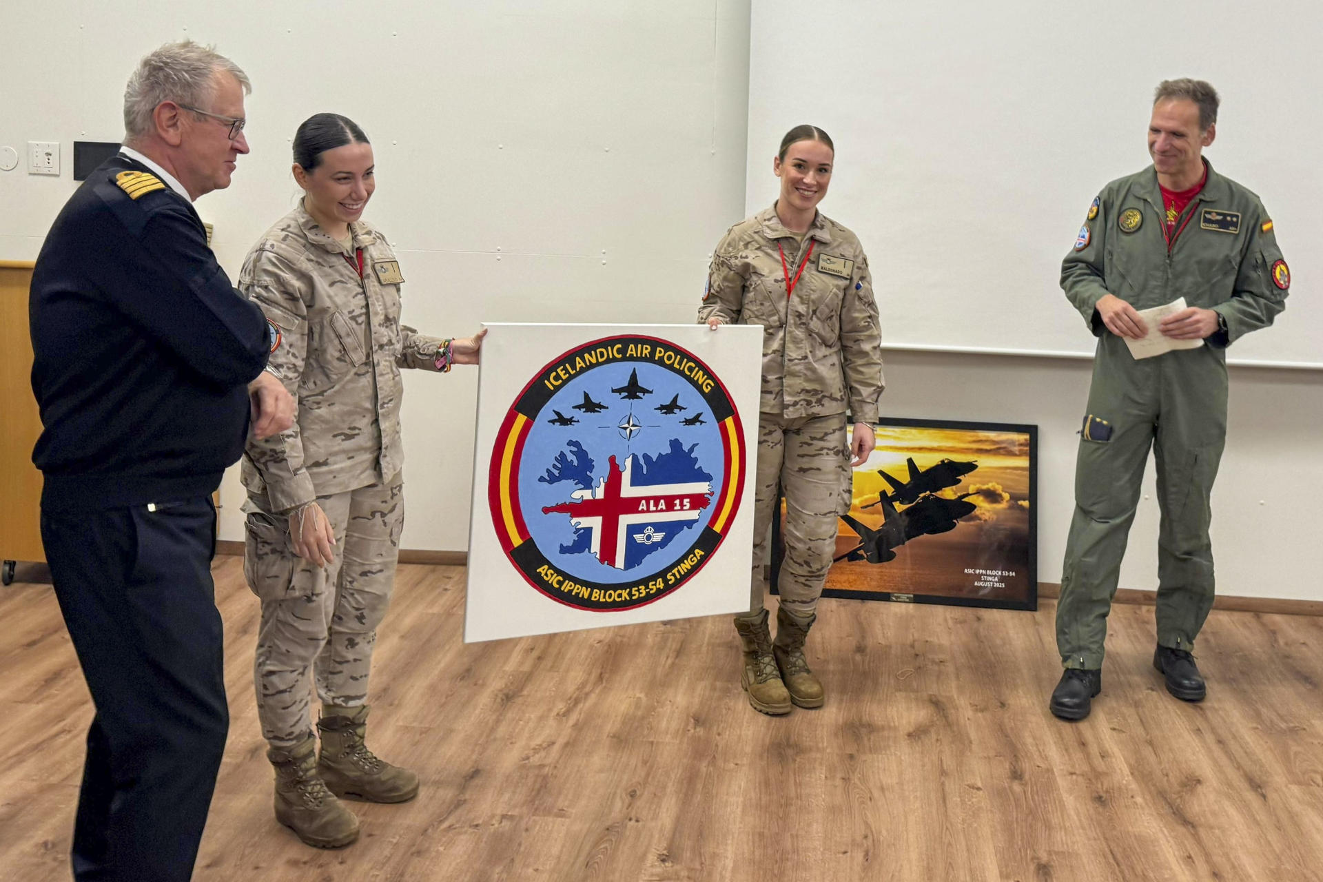 España ha finalizado su misión de policía aérea de la OTAN en Islandia para garantizar la seguridad de su espacio aéreo y ha concluido con éxito su primer despliegue en este país europeo, sin fuerza aérea propia, con más de 120 aviadores, seis EF-18M y más de 200 horas de vuelo. EFE/Ministerio de Defensa
