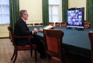 El primer ministro británico Keir Starmer co-preside una reunión virtual de la Coalición de los Dispuestos desde el número 10 de Downing Street en Londres, Reino Unido, el 13 de agosto de 2025. Starmer y otros líderes europeos mantienen conversaciones virtuales antes de la reunión del presidente de EE.UU. Trump con el presidente de Rusia Putin en Alaska el 15 de agosto. (Reino Unido, Londres) EFE/EPA/ANDY RAIN / POOL