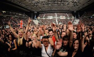 En la imagen de archivo, seguidores de Depeche Mode durante un concierto de la banda británica en Turín (Italia). EFE/ALESSANDRO DI MARCO