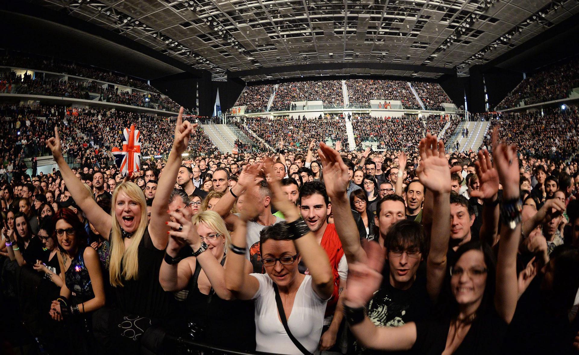 En la imagen de archivo, seguidores de Depeche Mode durante un concierto de la banda británica en Turín (Italia). EFE/ALESSANDRO DI MARCO
