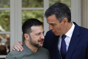 Imagen de archivo del presidente del Gobierno, Pedro Sánchez (d), dando la bienvenida al presidente de Ucrania, Volodímir Zelenski​, en el palacio de la Moncloa, en Madrid, el 27 de mayo de 2024. EFE/ Chema Moya