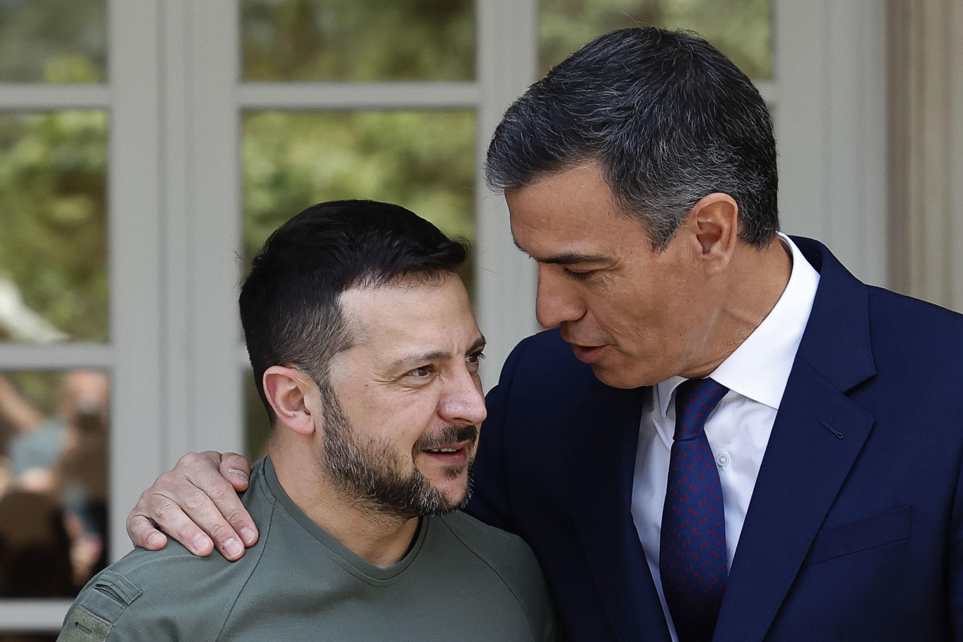 Imagen de archivo del presidente del Gobierno, Pedro Sánchez (d), dando la bienvenida al presidente de Ucrania, Volodímir Zelenski​, en el palacio de la Moncloa, en Madrid, el 27 de mayo de 2024. EFE/ Chema Moya