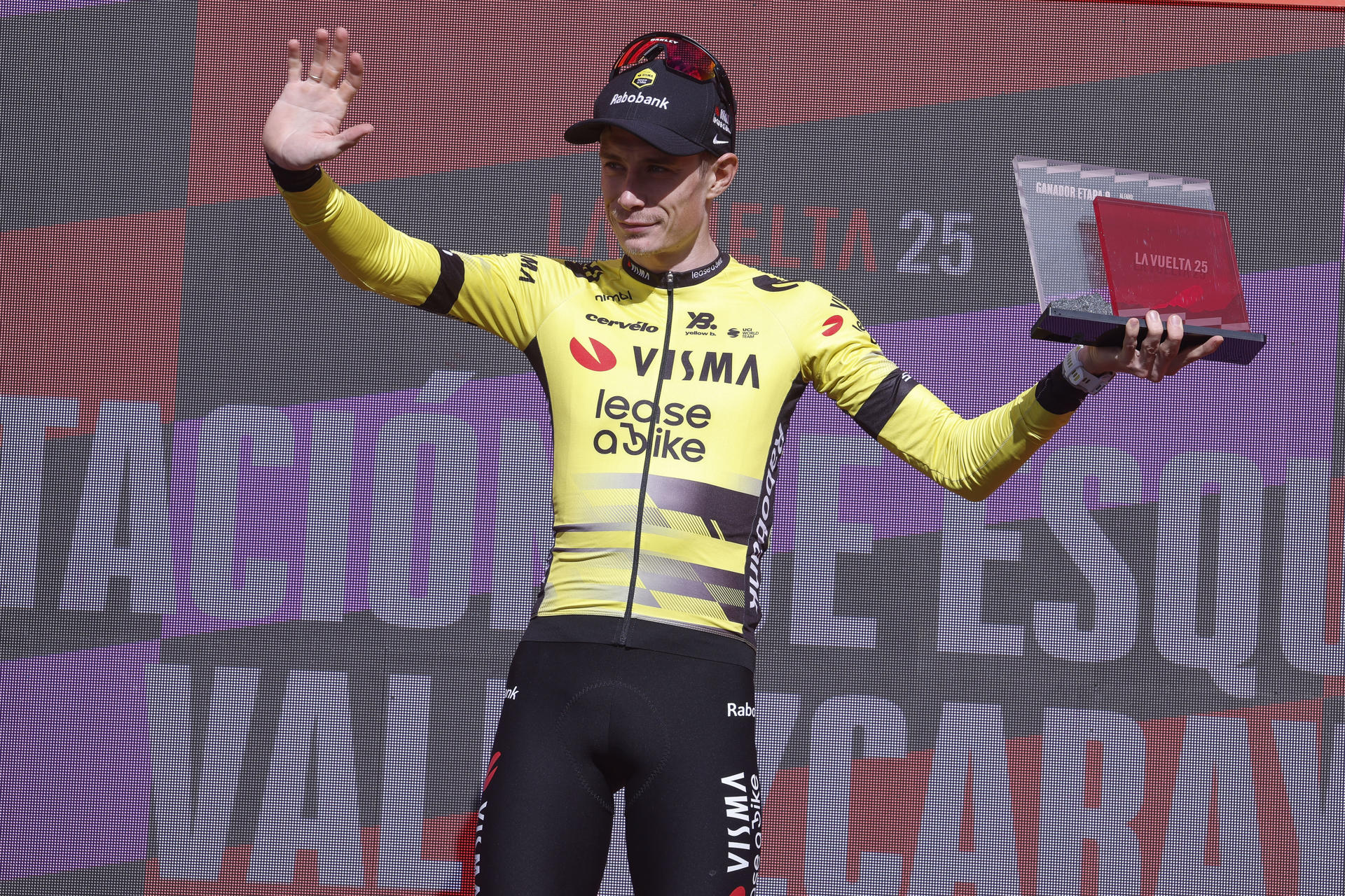 El ciclista danés del Visma Jonas Vingegaard celebra su victoria en la novena etapa de La Vuelta a España, de 195 kilómetros entre Alfaro y la estación de esquí de Valdezcaray, este domingo. EFE/ Javier Lizón