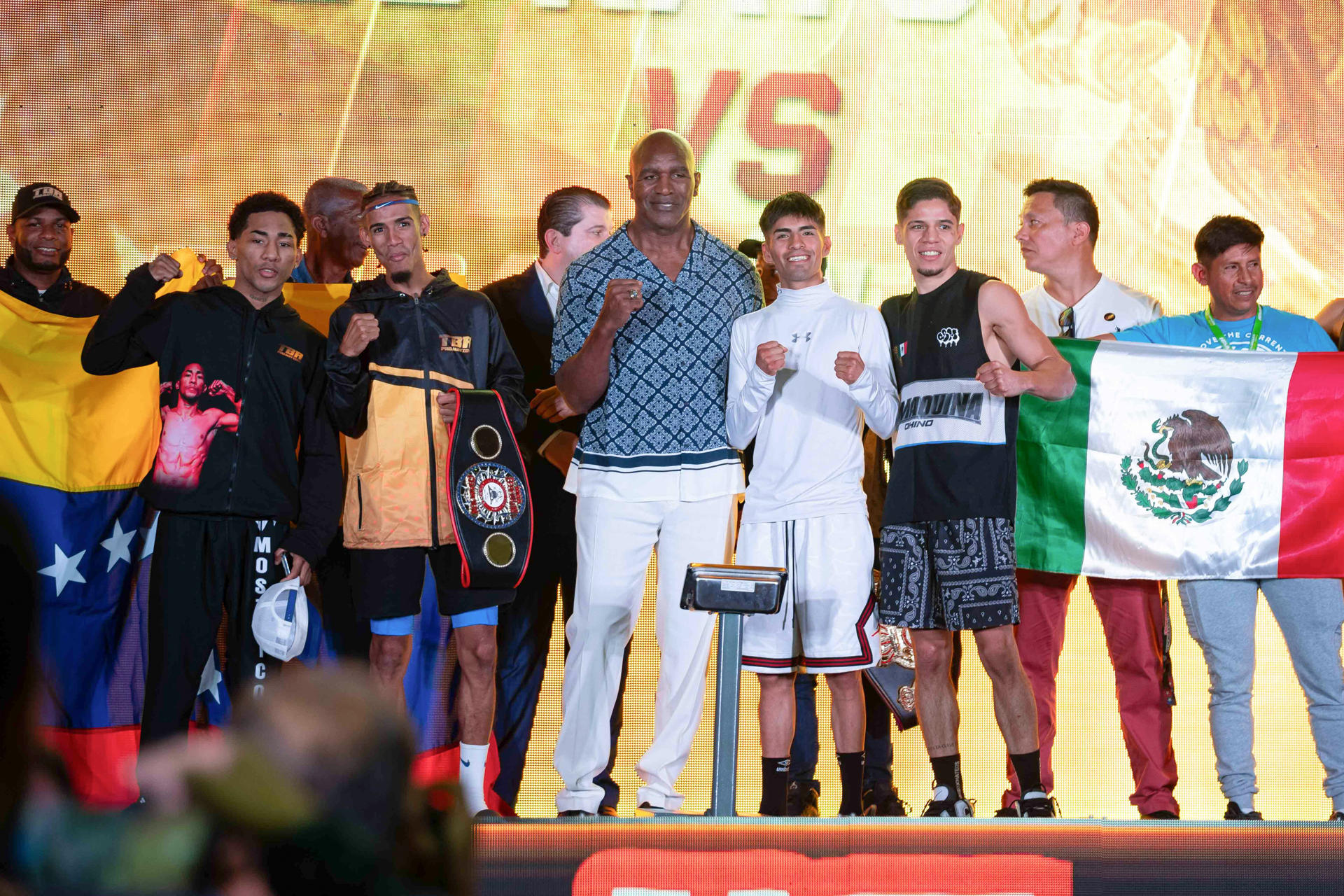 El legendario exboxeador estadounidense Evander Holyfield (c) participó este viernes en Caracas en la ceremonia de pesaje previa a la cartelera de exhibición en Caracas, en la que participaron figuras como el siete veces campeón mundial Jorge 'el Travieso' Arce y el monarca del peso superpluma Emanuel 'el Vaquero' Navarrete. EFE/ Ronald Peña R