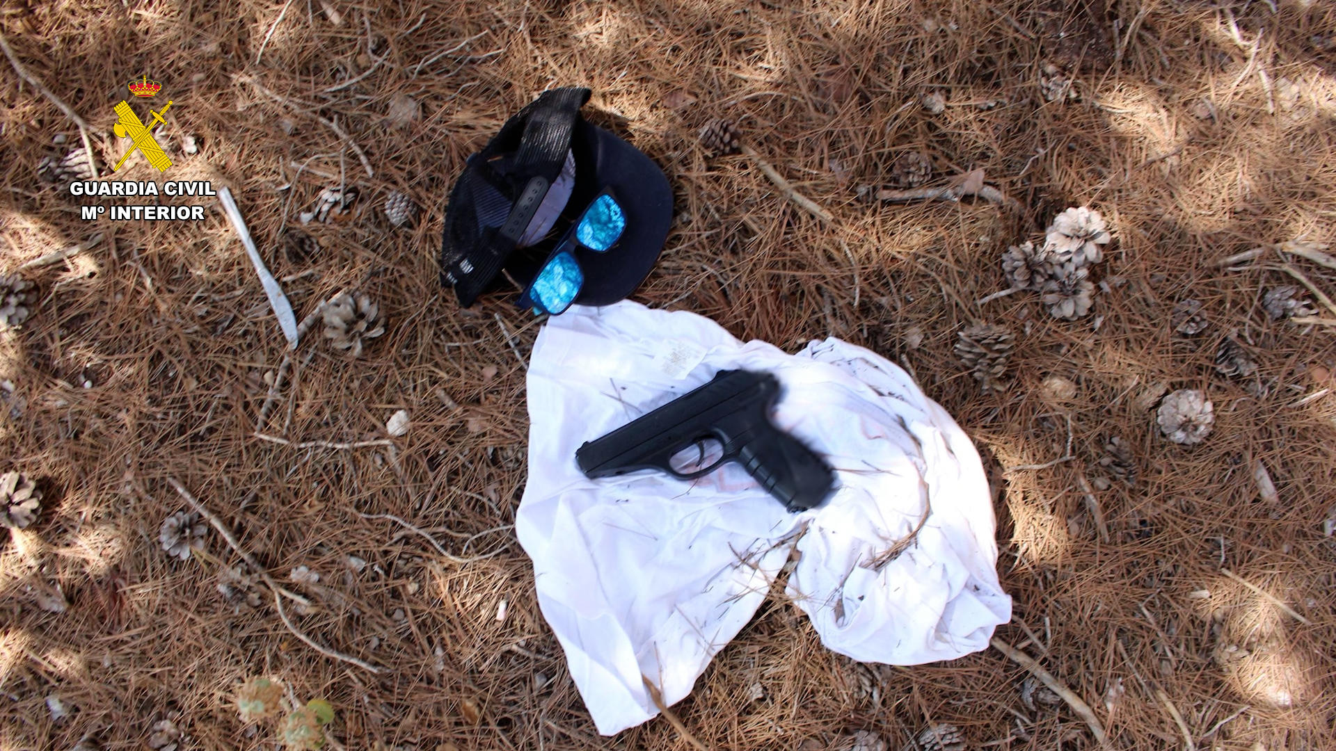 Un violento atracador de 35 años que encañonó a la cajera de un supermercado de Santa Pola (Alicante) cuando simulaba que se disponía a pagar el precio de un salchichón que acababa de coger ha sido detenido por la Guardia Civil y ya ha ingresado en prisión provisional. EFE/ Guardia Civil // SOLO USO EDITORIAL/SOLO DISPONIBLE PARA ILUSTRAR LA NOTICIA QUE ACOMPAÑA (CRÉDITO OBLIGATORIO)