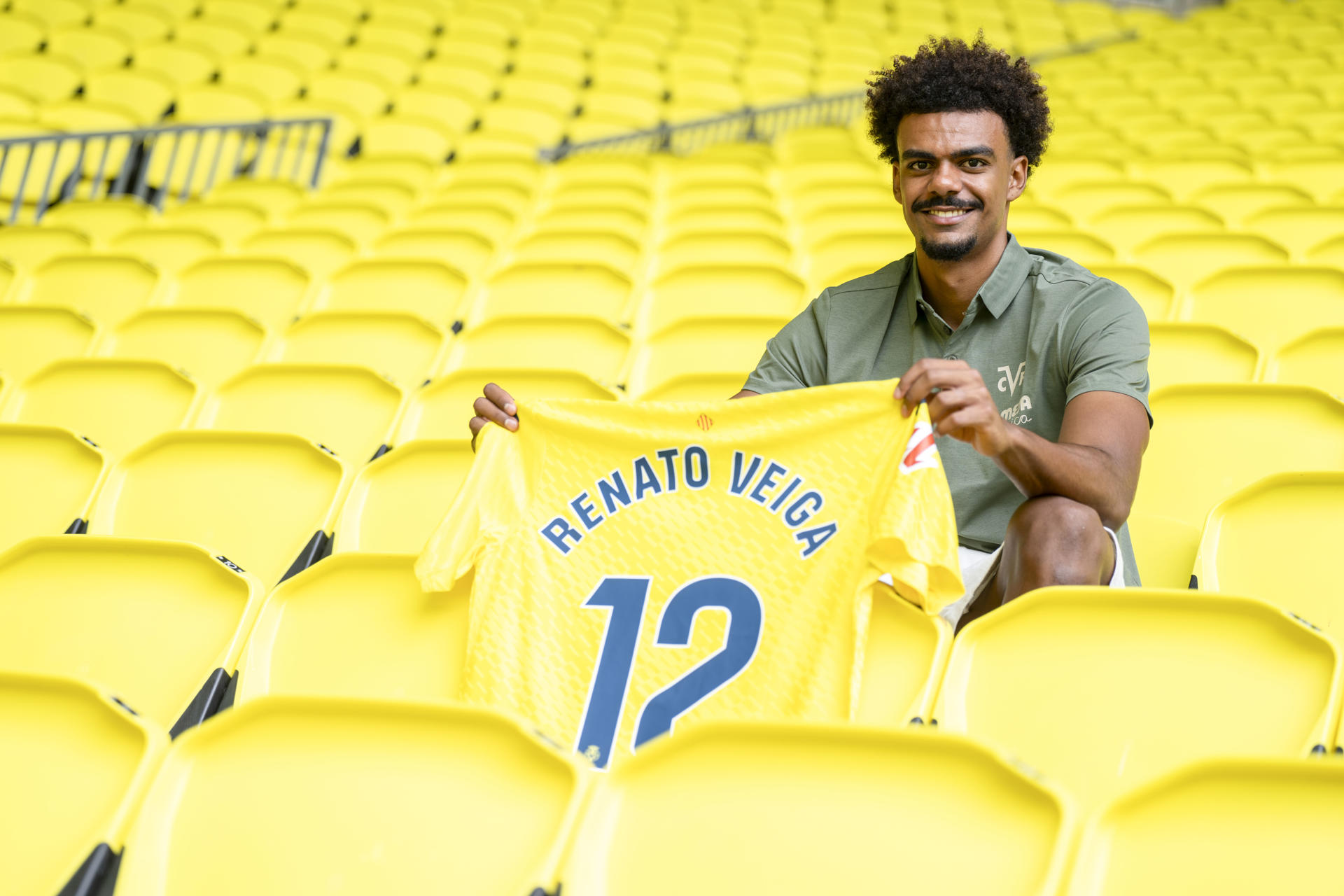 El defensa internacional portugués Renato Veiga, el fichaje más caro de la historia del Villarreal, durante su presentación como nuevo jugador este martes en el Estadio de la Cerámica. EFE/ Andreu Esteban