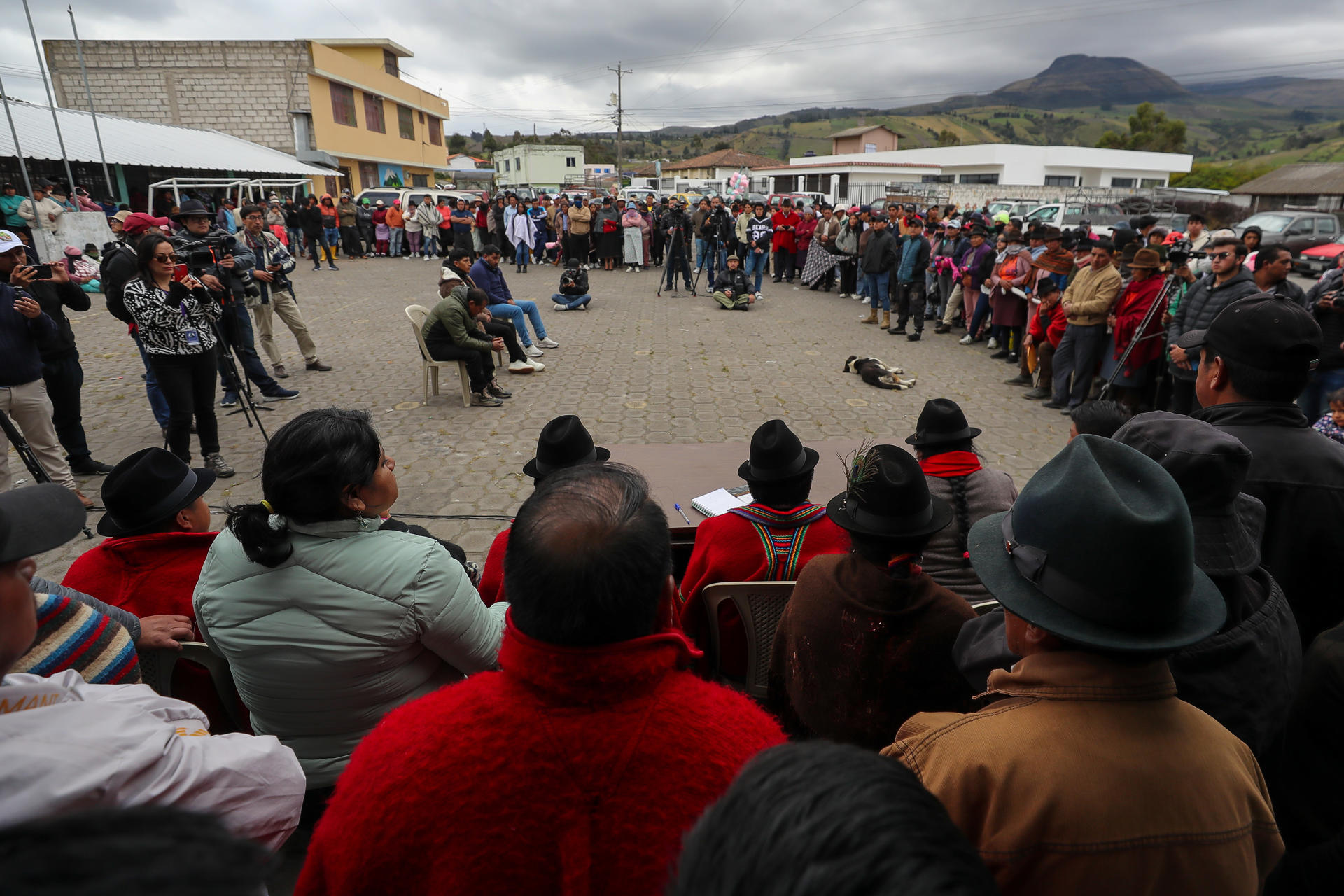 Vista general de tres agentes de inteligencia de la Policía de Ecuador (c) retenidos este jueves, 21 de agosto, durante un juicio popular de autoridades indígenas, en el que confesaron que hicieron seguimiento al líder y excandidato presidencial Leonidas Iza, en Tocazo (Ecuador). EFE/José Jácome