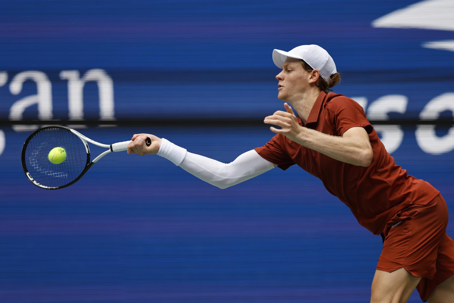 El italiano Jannik Sinner eliminó este martes al checo Vit Kopriva y avanzó a la segunda ronda del Abierto de Estados Unidos. EFE/EPA/JOHN G. MABANGLO