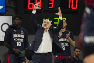 Foto de archivo del entrenador del Baskonia Pablo Laso durante el segundo partido del playoff de cuartos de final de la Liga Endesa ante el Real Madrid en Vitoria. EFE / L. RICO