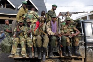 Foto archivo. Rebeldes guerrilleros del M23 posan en una camioneta antes de abandonar la ciudad de Sake, a 20 kilómetros de Goma, República Democrática del Congo. EFE/Dai Kurokawa
