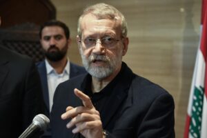 El asesor senior del líder supremo de Irán, Ali Larijani en una conferencia de prensa después de una reunión con el presidente del Parlamento Libanés, Nabih Berri, en Beirut, Líbano, 15 de noviembre de 2024. 
EFE/EPA/ABBAS SALMAN