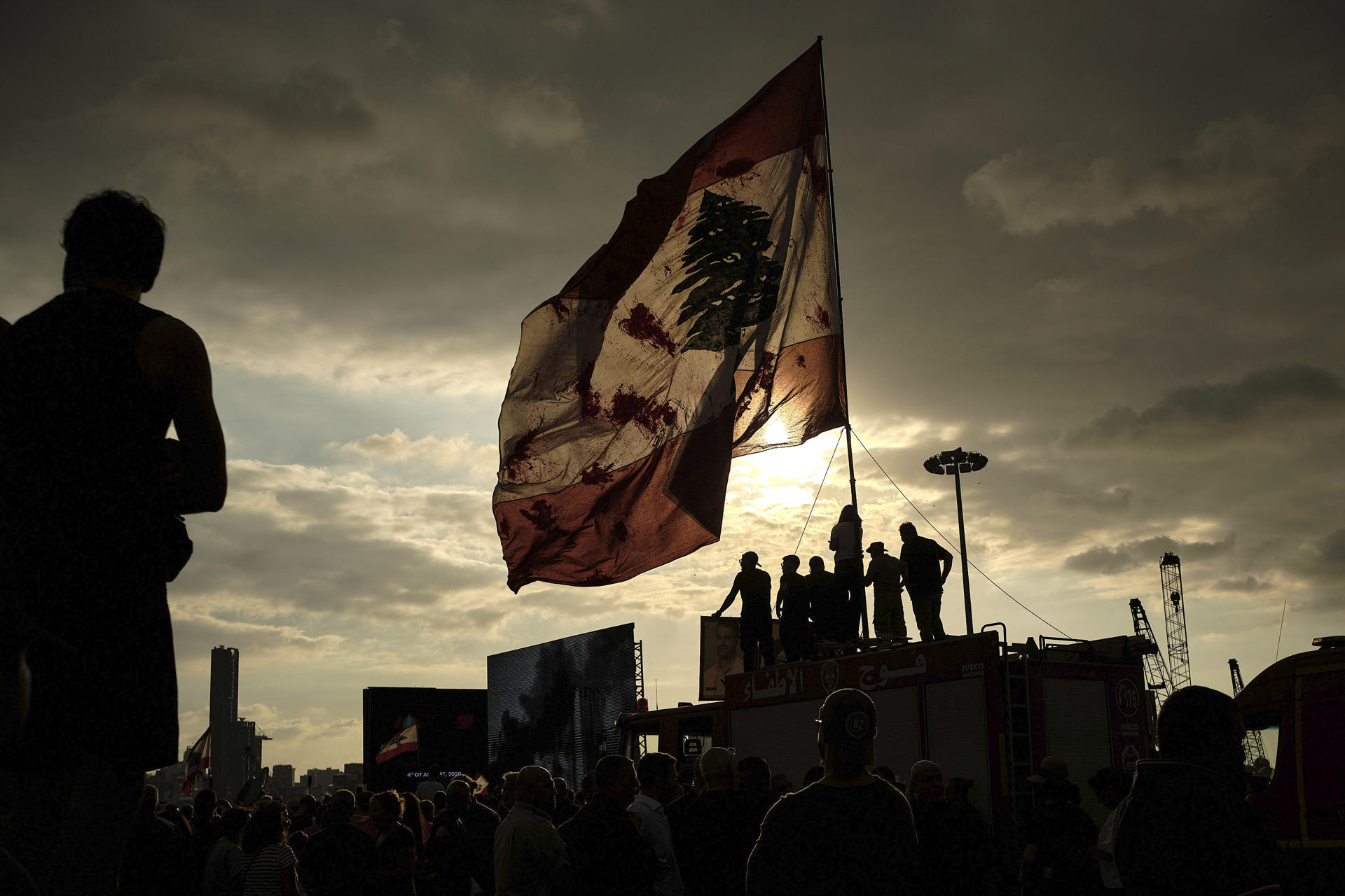 Cientos de personas marchan este lunes por las calles de Beirut en el quinto aniversario de la explosión del puerto, para recordar a las víctimas y exigir justicia. EFE/Edgar Gutiérrez
