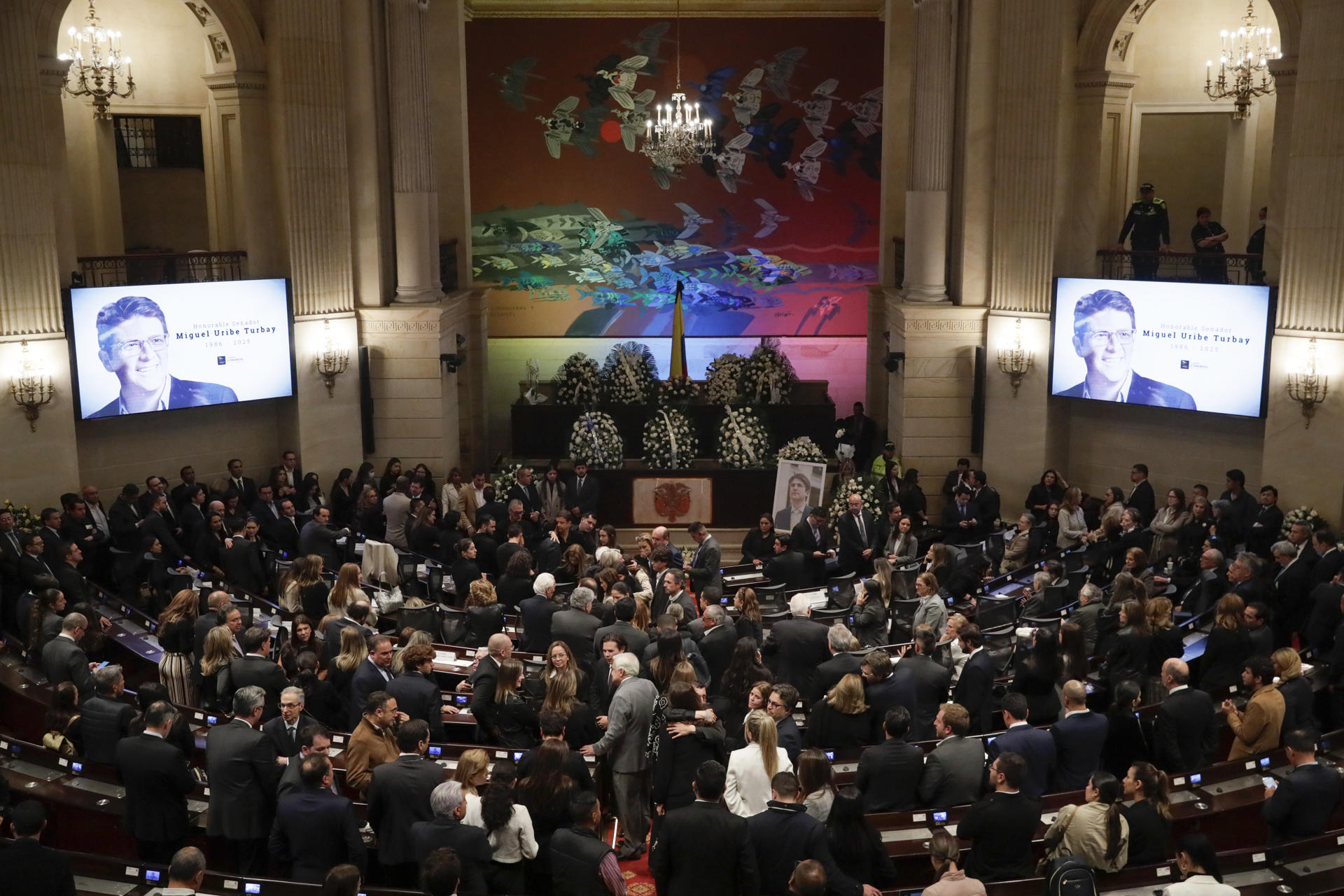 Vista general del Salón Elíptico del Capitolio Nacional durante el velorio del asesinado senador y precandidato a la presidencia de Colombia, Miguel Uribe Turbay, este lunes, 11 de agosto, en Bogotá (Colombia). EFE/Carlos Ortega