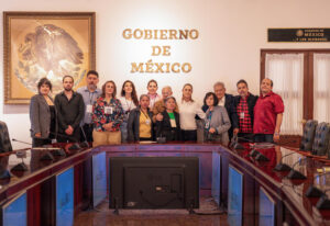 Fotografía cedida la mandataria Claudia Sheinbaum (5-d), junto a familiares de desaparecidos durante una reunión este 30 de agosto de 2025, en el Palacio Nacional de Ciudad de México (México). EFE/ Presidencia de México
