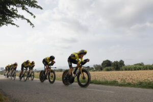 Los ciclistas del equipo Visma | Lease a Bike durante la quinta etapa de la Vuelta a España, una contrarreloj por equipos de 24,1 kilómetros con salida y llegada en Figueres. EFE/ Javier Lizón